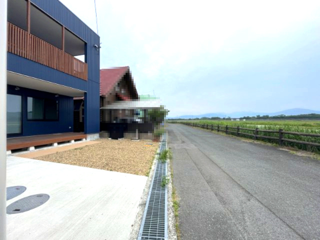 高島市新旭町針江中古戸建の前面道路含む現地写真