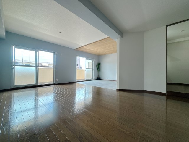 【居間・リビング】 | ロワールマンション篠栗Ⅱ | 柔らかな光と風が入り込むこの場所を、家族の笑顔と笑い声で満たせば、そのとき初めてこの空間は完成するんです。