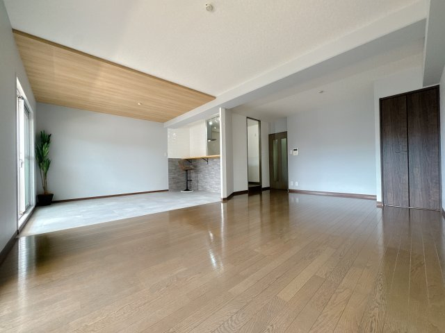 【居間・リビング】 | ロワールマンション篠栗Ⅱ | 景観を望みながらお部屋でくつろぐのがおすすめの過ごし方です♪家族との時間、自分の時間共に大切にできる空間がここにあります。