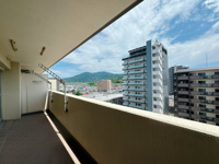 【バルコニー】 | ロワールマンション篠栗Ⅱ | お隣との距離も十分開けて、光や風を遮りません。