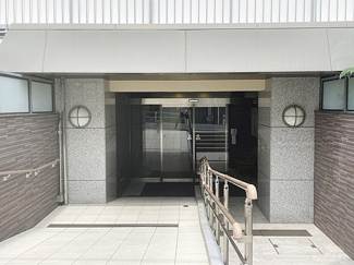 【エントランス】 | お客様を、そして住人を出迎えてくれるマンションのエントランス。ゴミが落ちていないことからも、管理状態の良さや住民の節度の高さが見て取れます。～即日のご見学可能～　お問合せはお気軽にどうぞ。