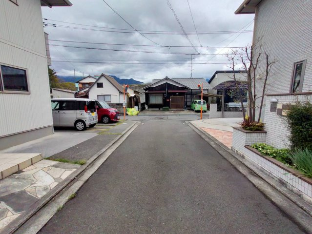 西条市明屋敷　中古戸建の前面道路含む現地写真