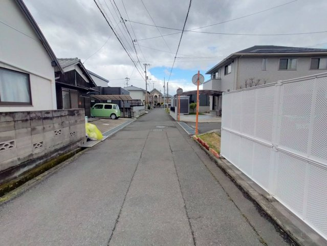 西条市明屋敷　中古戸建の前面道路含む現地写真