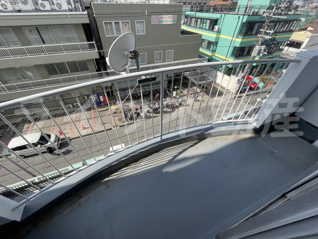 サンライフ小阪のバルコニー|開放的で明るい空間を演出してくれるバルコニーです