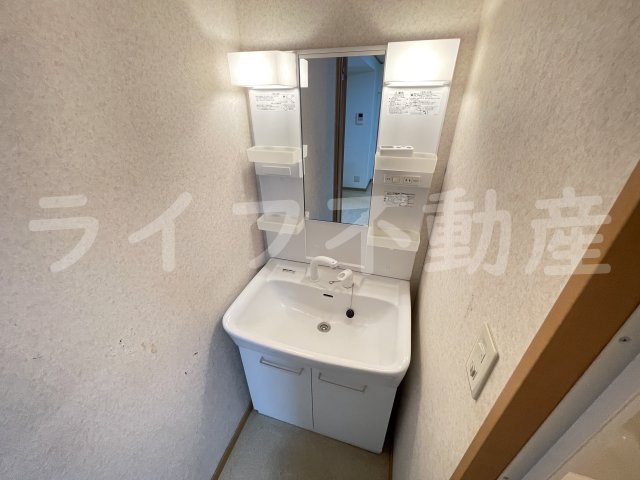 サンライフ小阪の洗面所|ゆったりとスペースのある洗面所