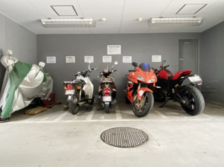 【駐車場】 | バイク置き場。空き区画の有無や駐輪料金、サイズおよび排気量規定などについては、改めてお問い合わせください。～即日のご見学可能～　お問合せはお気軽にどうぞ。