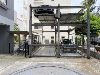 【駐車場】 | マンションの駐車場スペース。空きの有無や駐車料金、サイズ規定などについては、改めてお問い合わせください。～即日のご見学可能～　お問合せはお気軽にどうぞ。