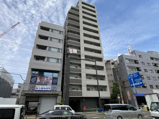 【外観】 | 手入れの行き届いた外壁やエントランスなど、「見ればわかる」レベルで清潔感を保ったマンションです。築年数を感じさせない姿で皆様をお出迎えします。～即日のご見学可能～　お問合せはお気軽にどうぞ。