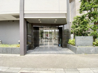 【エントランス】 | オートロックを備えた、マンションのエントランス。やはりセキュリティの観点は欠かすことができません。皆様を“安全”に送り出し、出迎えてくれます。～即日のご見学可能～　お問合せはお気軽にどうぞ。