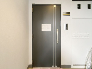 【その他共用部分】 | ダブルロック式の玄関ドアが皆様をお出迎え。お部屋のセキュリティの観点からも、うれしい設備ですね。玄関の色もシックで良い感じです。～即日のご見学可能～　お問合せはお気軽にどうぞ。