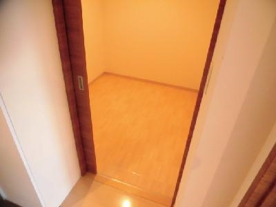 G-CREST京都四条烏丸（ジークレスト京都四条烏丸）の収納|玄関横トランクルーム