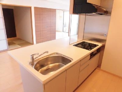 G-CREST京都四条烏丸（ジークレスト京都四条烏丸）のキッチン|３口ガス・カウンターキッチン