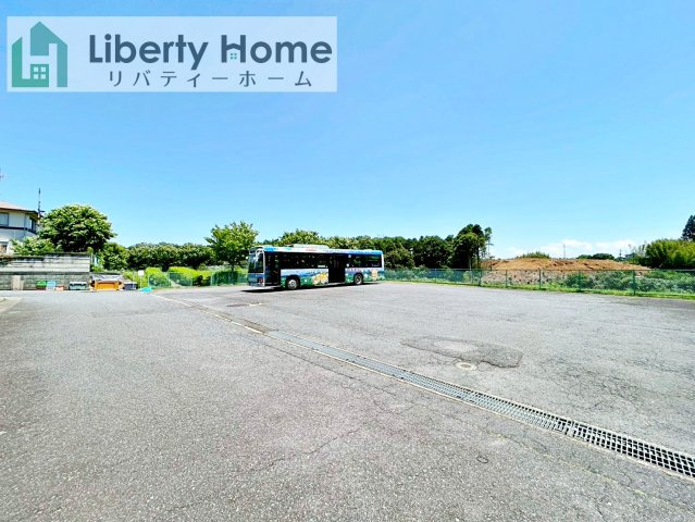 土浦市烏山2丁目　中古一戸建ての前面道路含む現地写真