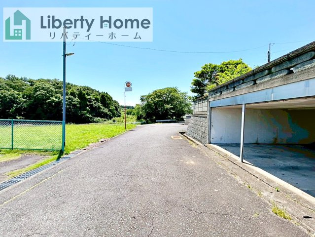 土浦市烏山2丁目　中古一戸建ての前面道路含む現地写真