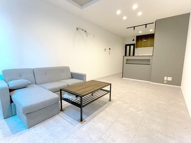 【居間・リビング】 | 大阪市東淀川区下新庄　新築戸建て♪ | 【同社施工例写真】リビング♪
間取りプラン例は、南向きテラス付きで日当たり良好！
家事動線がとても便利です！