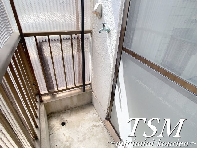 プチメゾン香里園のバルコニー|洗濯機置場