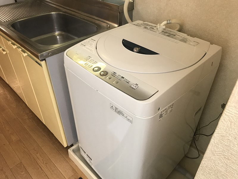 洗濯機も付いています。修理や処分費用は借主負担となります♪