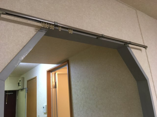 居室の入口にカーテンレールがあり廊下とカーテンで仕切れます♪