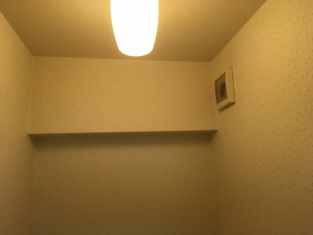 トイレには換気扇付きです♪
