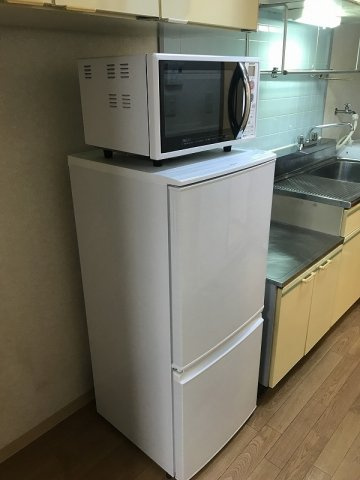 冷蔵庫と電子レンジ付きです。ガスコンロは付いていません♪