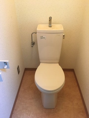 換気扇付きのトイレです。ご自身で温水洗浄便座を設置可能です♪