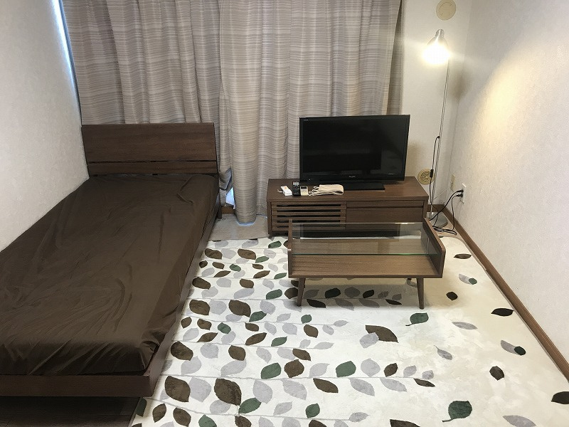 ベッド、テレビ、テーブル、間接照明、カーペット、カーテン付♪