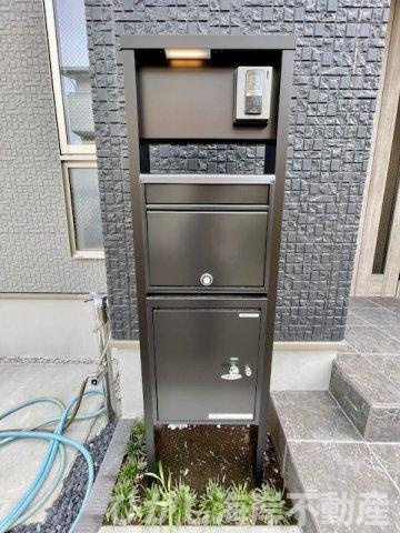 平塚市夕陽ケ丘　新築戸建　全２棟の庭|宅配ボックス機能付門柱