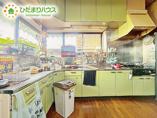 【キッチン】 | 水戸市柳河町　中古戸建 | 3口コンロと収納豊富なキッチンで、ママの毎日のお料理もはかどります☆