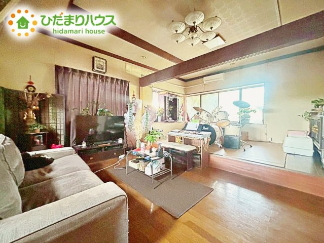 【居間・リビング】 | 水戸市柳河町　中古戸建 | 開放感あるLDKを確保！家族が集まるリビングはゆったり過ごしリフレッシュする場として居心地の良い空間にしたいですね。