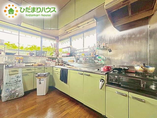 【キッチン】 | 水戸市柳河町　中古戸建 | 3口コンロが嬉しいシステムキッチン♪広いシンクや作業台でお料理が捗ります♪