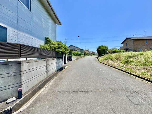 水戸市平須町中古戸建の前面道路含む現地写真