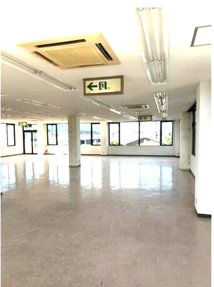 ワイズビル八木のロビー