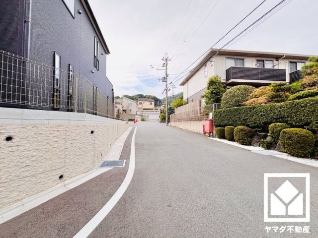 大津市錦織１丁目　1号棟の前面道路含む現地写真|
