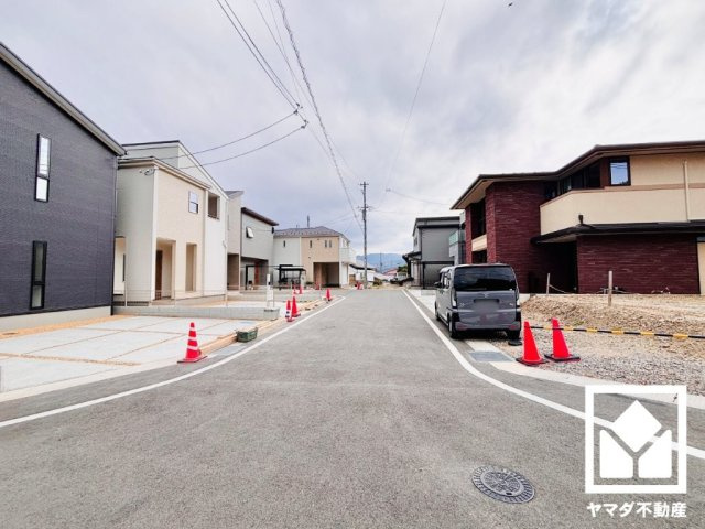 大津市錦織１丁目　1号棟の前面道路含む現地写真|

