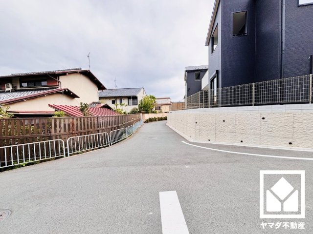 大津市錦織１丁目　3号棟の前面道路含む現地写真