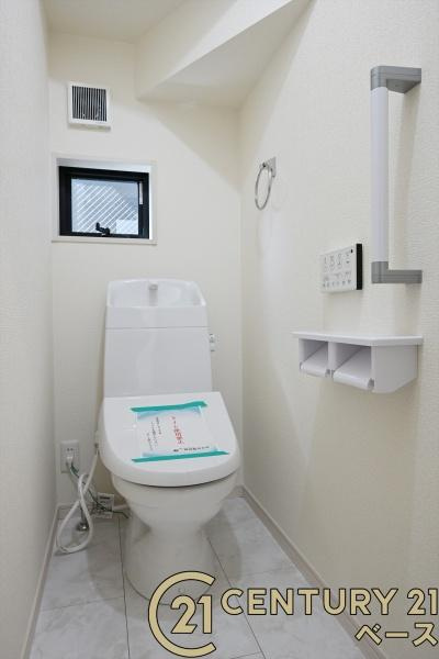 リーブルガーデン西木辻町 ２号棟 ／新築一戸建のトイレ|■現地撮影写真■フチなし＆トルネード洗浄でお掃除も楽らく！ウォシュレット付きです！