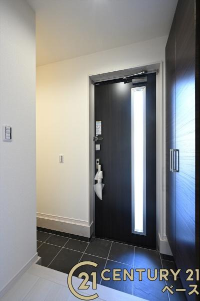 リーブルガーデン西木辻町 ２号棟 ／新築一戸建の玄関|■現地撮影写真■すっきりとした明るい玄関が家族やお客様を迎えてくれます！