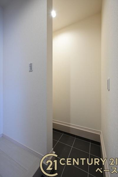 リーブルガーデン西木辻町 ２号棟 ／新築一戸建の玄関|■現地撮影写真■玄関には広々土間収納があります！履物の他にも傘立てやベビーカーも仕舞えます！