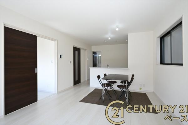 リーブルガーデン西木辻町 ２号棟 ／新築一戸建の居間・リビング|■現地撮影写真■家計と環境に優しい！一部窓には断熱性・保温性に優れたペアガラスを使用しています！