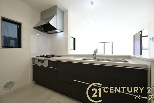 リーブルガーデン西木辻町 ２号棟 ／新築一戸建のキッチン|■現地撮影写真■家族とのコミュニケーションがとりやすい人気のカウンターキッチン！