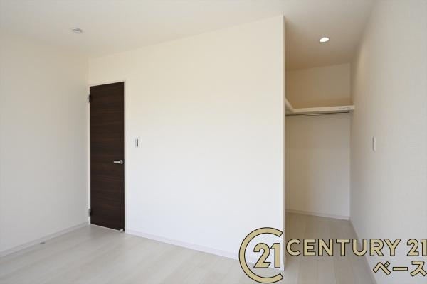 リーブルガーデン西木辻町 ２号棟 ／新築一戸建の収納|■現地撮影写真■広々としたＷＩＣを完備！大きな荷物も楽々収納！■