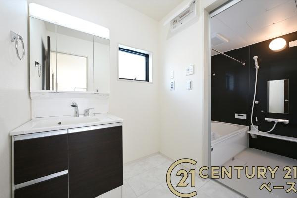 リーブルガーデン西木辻町 ２号棟 ／新築一戸建の独立洗面台|■現地撮影写真■三面鏡タイプのミラーキャビネット！収納スペースも豊富です！