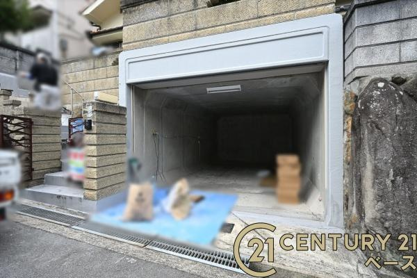 柏原市高井田　一戸建の駐車場