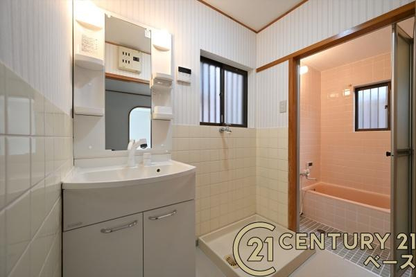 柏原市高井田　一戸建の独立洗面台