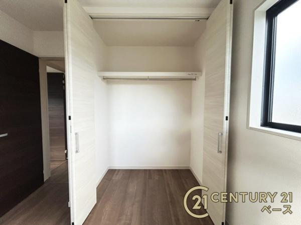 リーブルガーデン三輪 ３号棟 ／新築一戸建の内観：施工例|■冬物のコートや季節のものなどたくさんしまえる広さ！■
