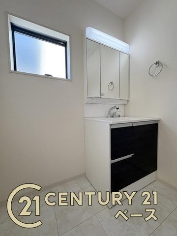 リーブルガーデン三輪 ２号棟 ／新築一戸建の独立洗面台|■現地撮影写真■三面鏡タイプのミラーキャビネット！収納スペースも豊富です！