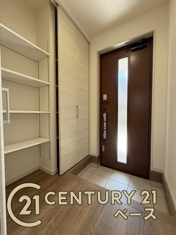 リーブルガーデン三輪 ２号棟 ／新築一戸建の玄関|■現地撮影写真■玄関には大容量シューズボックス完備！