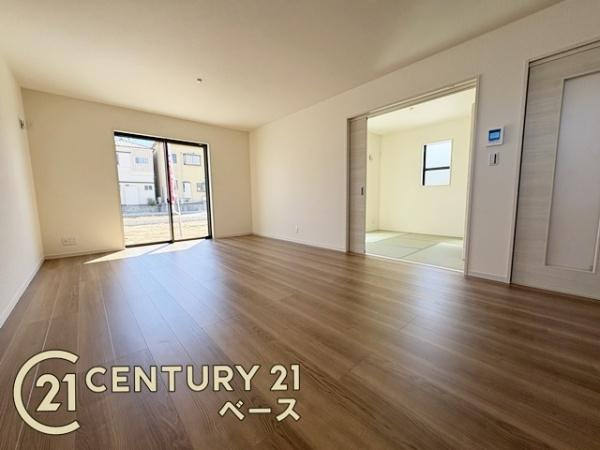 リーブルガーデン三輪 ２号棟 ／新築一戸建の居間・リビング|■現地撮影写真■窓ガラスは紫外線７６％カットで安心のLOW-Eペアガラスを採用！結露防止にも効果的です！