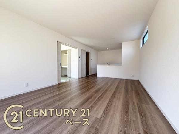 リーブルガーデン三輪 ２号棟 ／新築一戸建の居間・リビング|■現地撮影写真■ご家族でくつろいでいただける広々したリビングです！