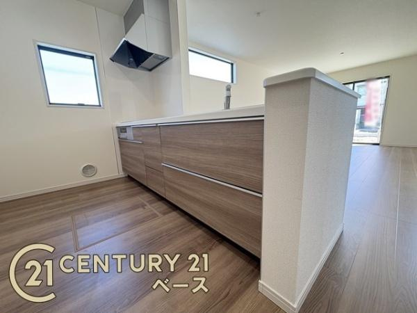 リーブルガーデン三輪 ２号棟 ／新築一戸建のキッチン|■現地撮影写真■収納力と使いやすさを追求したシステムキッチンです！食洗機付きで毎日の洗い物も楽々！